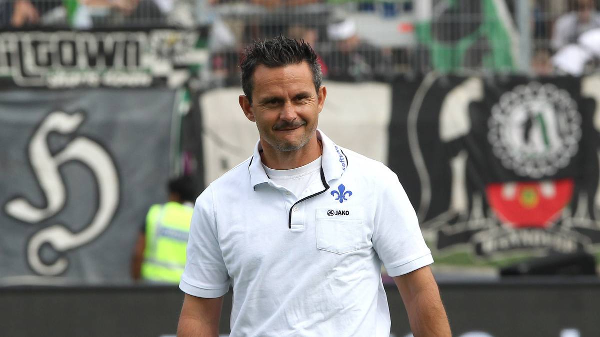 In Darmstadt feiern sie den Rückkehrer: Nach 33 Jahren sind die Lilien um Trainer Dirk Schuster zurück in Deutschlands Fußball-Eliteklasse