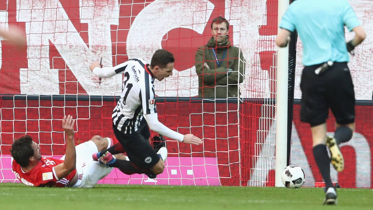 Hummels feiert seine Mega-Grätsche