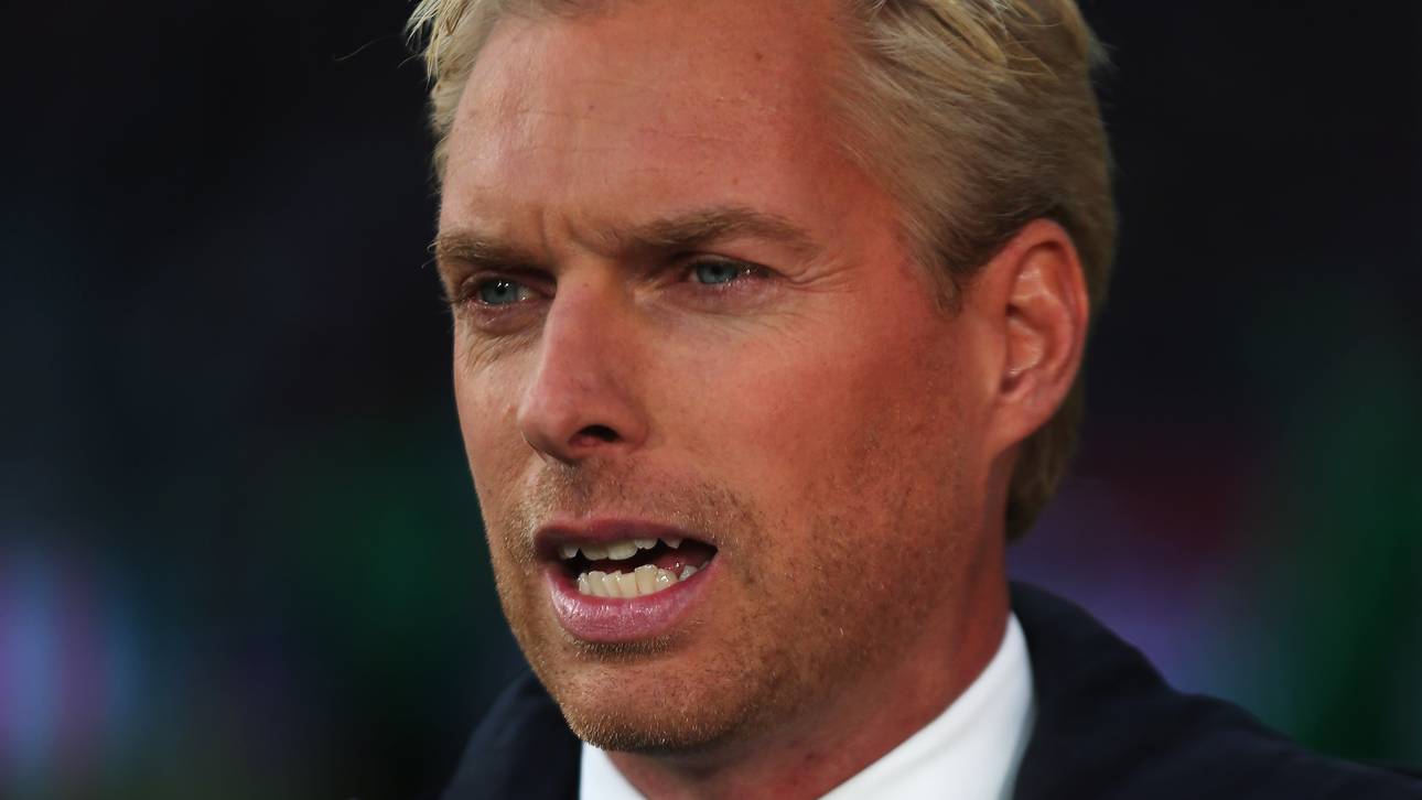 Moderator bietet Unterhemd-Wette an