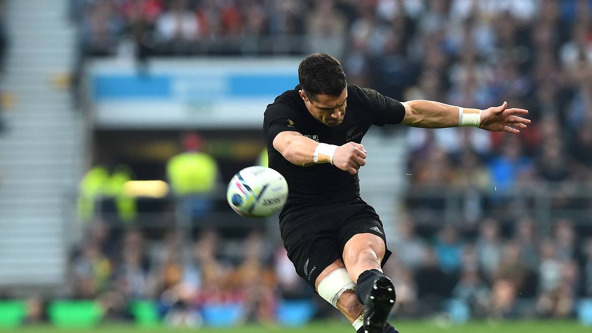 Die ersten Punkte der Partie gehen auf das Konto von Dan Carter. Per Straftritt bringt er seine Farben in Front 