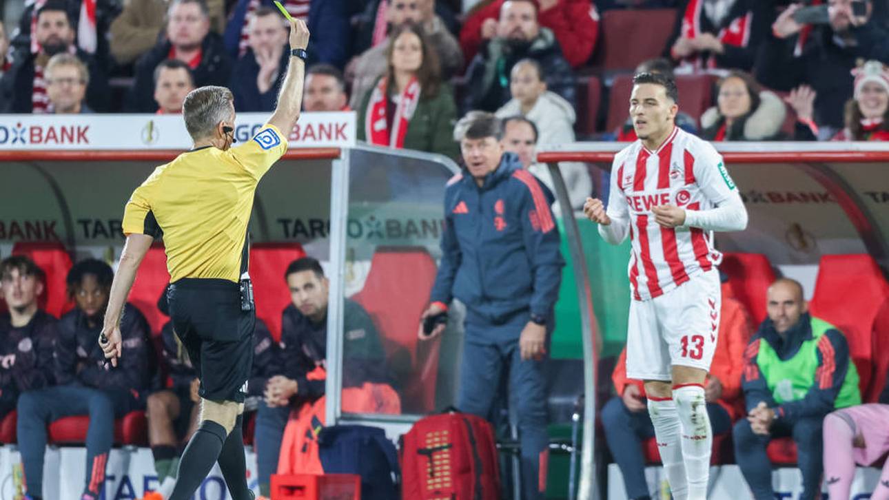 Schiedsrichter Tobias Welz zeigt Said El Mala Gelb