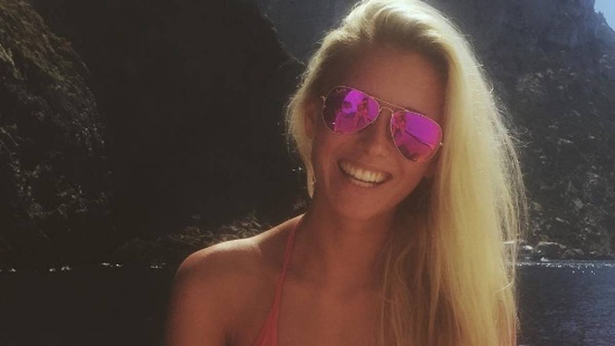 Scarlett Gartmann, Freundin von BVB-Star Marco Reus, sitzt strahlend im Bikini auf einem Boot. Dazu schreibt sie: "Sonntage sind dazu gedacht, sie im Bikini zu verbringen."