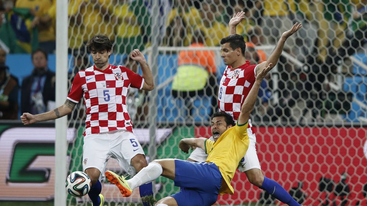 WM 2014: BRASILIEN - KROATIEN 3:1 - Dank tatkräftiger Mithilfe des Schiedsrichters verhindern die Brasilianer einen Fehlstart in die WM vor heimischer Kulisse. Die Selecao tut sich lange Zeit schwer, ehe sie ein äußerst umstrittener Elfmeter in der 71. Minute auf die Siegerstraße bringt