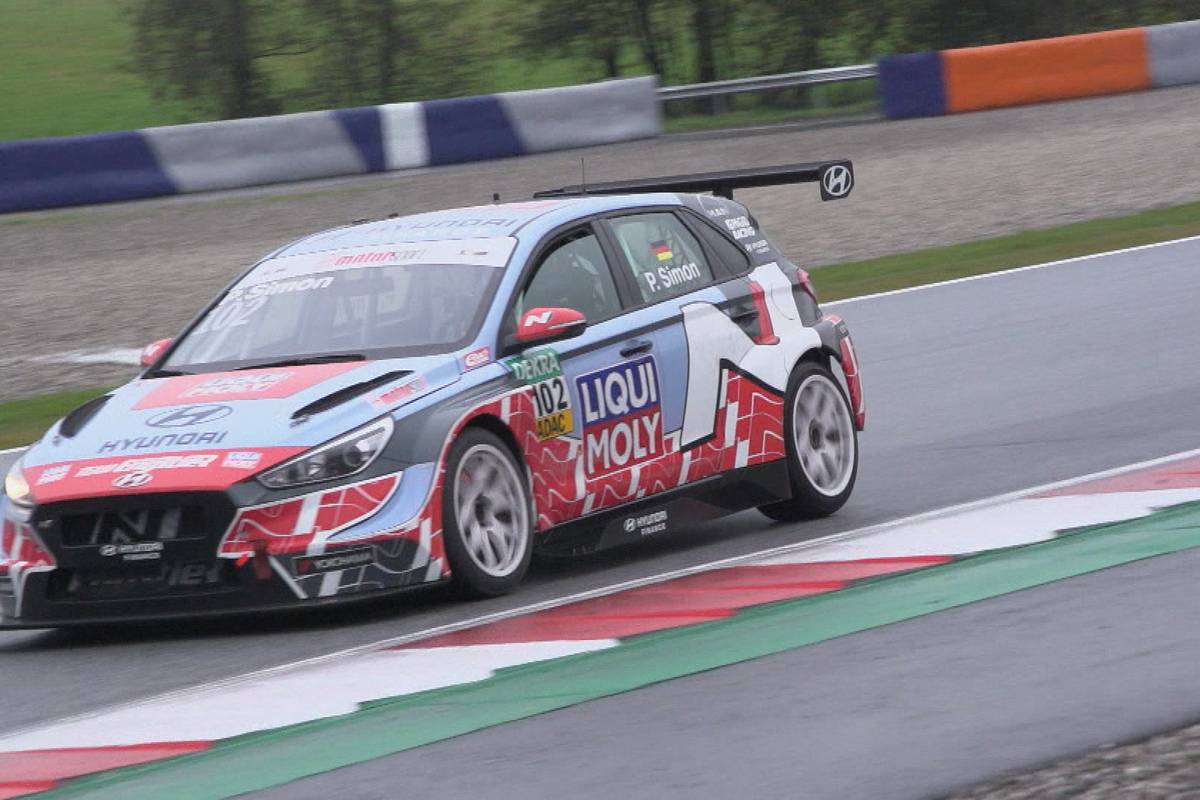 Patrick Simon setzt sich in Spielberg für die TCR Germany selbst hinters Steuer - und nimmt die Zuschauer dabei live mit.