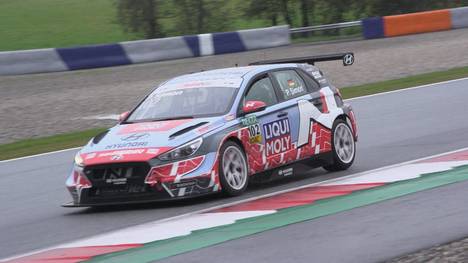 Patrick Simon setzt sich in Spielberg für die TCR Germany selbst hinters Steuer - und nimmt die Zuschauer dabei live mit.