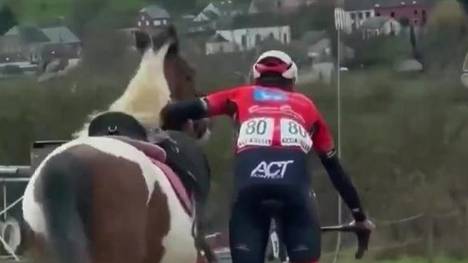 Lars Daniels fing ein Pferd während eines Radrennens ein