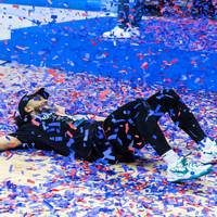 Chemnitz feiert ein seltenes Basketball-Ereignis. Als erst sechstes deutsches Team gewinnen die Niners einen Europapokaltitel. Danach kennt der Jubel keine Grenzen. Sogar NBA-Star Dennis Schröder reagiert auf den Triumph.