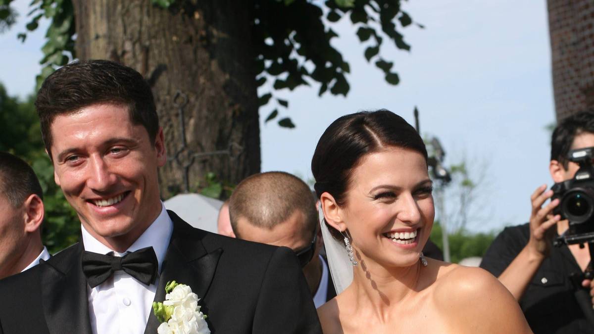 Bald können Bayern Profi Robert Lewandowski und seine Frau Anna den zweiten Hochzeitstag feiern. Beide gabe sich am 22. Juni 2013 im polnischen Stachurska das Ja-Wort