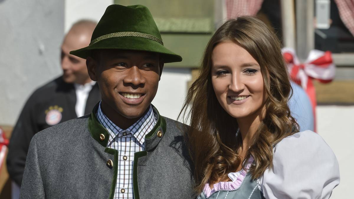 David Alaba und seine Freundin Katja lachen mit der Sonne um die Wette