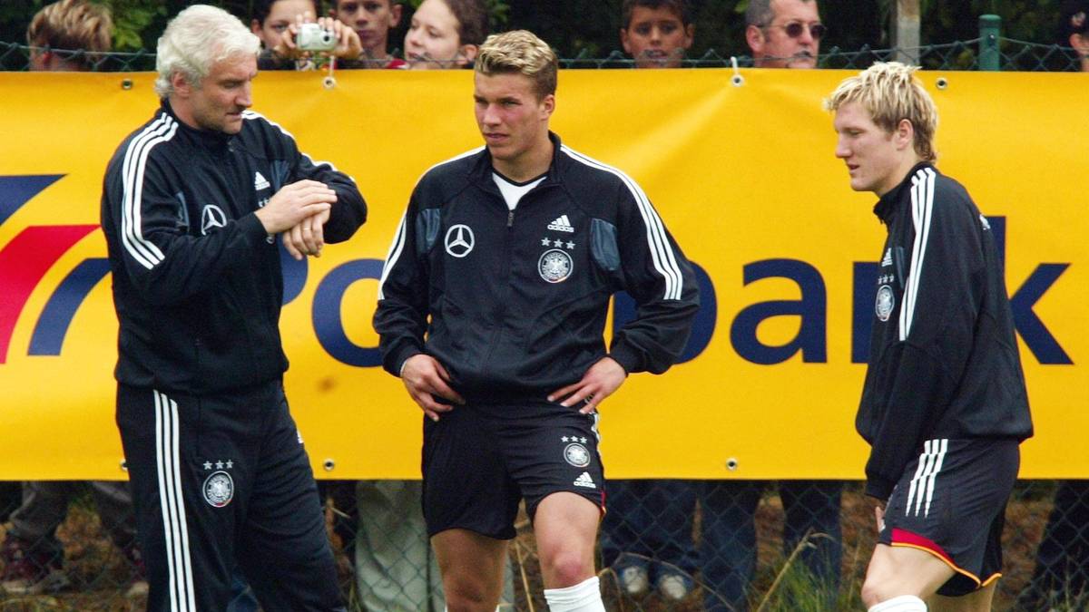 Was nur wenige damals vermuten: Rudi Völler nominiert mit Bastian Schweinsteiger und Lukas Podolski die Gesichter der Wende im deutschen Profifußball. Die Europameisterschaft 2004 nehmen beide als lehrreiche Erfahrung mit, auch wenn das DFB-Team in der Vorrunde ausscheidet