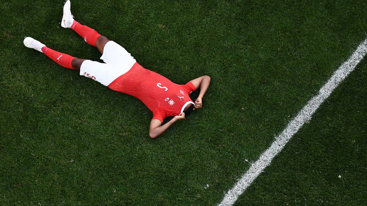 TAGESANZEIGER "Sie sind nicht so gut, wie sie selbst meinen und sagen. Wären sie es, dürften sie sich über den Einzug in den Viertelfinal dieser WM freuen. Und sie ständen auch nicht voller Bitterkeit vor der Frage: Wie konnten sie diesen Achtelfinal bloß verlieren, gegen dieses Schweden?"
