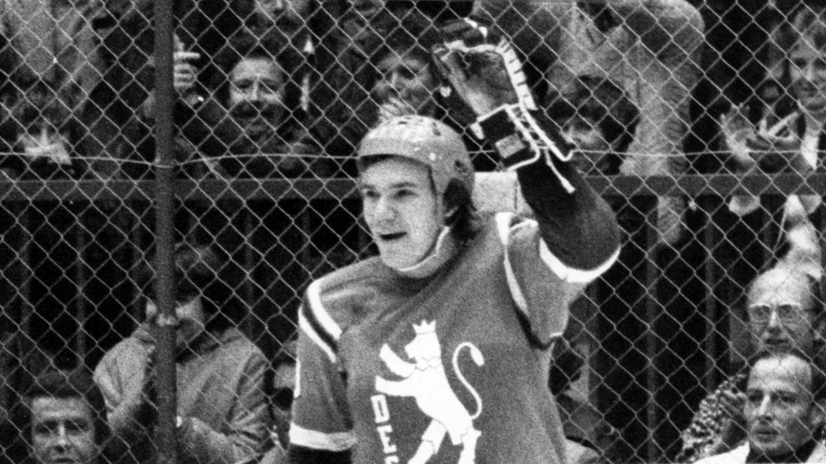 21. September 1973, Köln – DEG 2:3:  Gegen die DEG gelang den Kölnern nicht nur das erste Bundesligator, sondern sie hielten bis kurz vor Schluss auch ein 2:2 Der ehemalige Kölner Vladimir Vacatko (Bild) schaffte jedoch in der turbulenten Partie, in der sogar kurzzeitig das Hallenlicht ausfiel, noch das 3:2-Siegtor für die DEG 