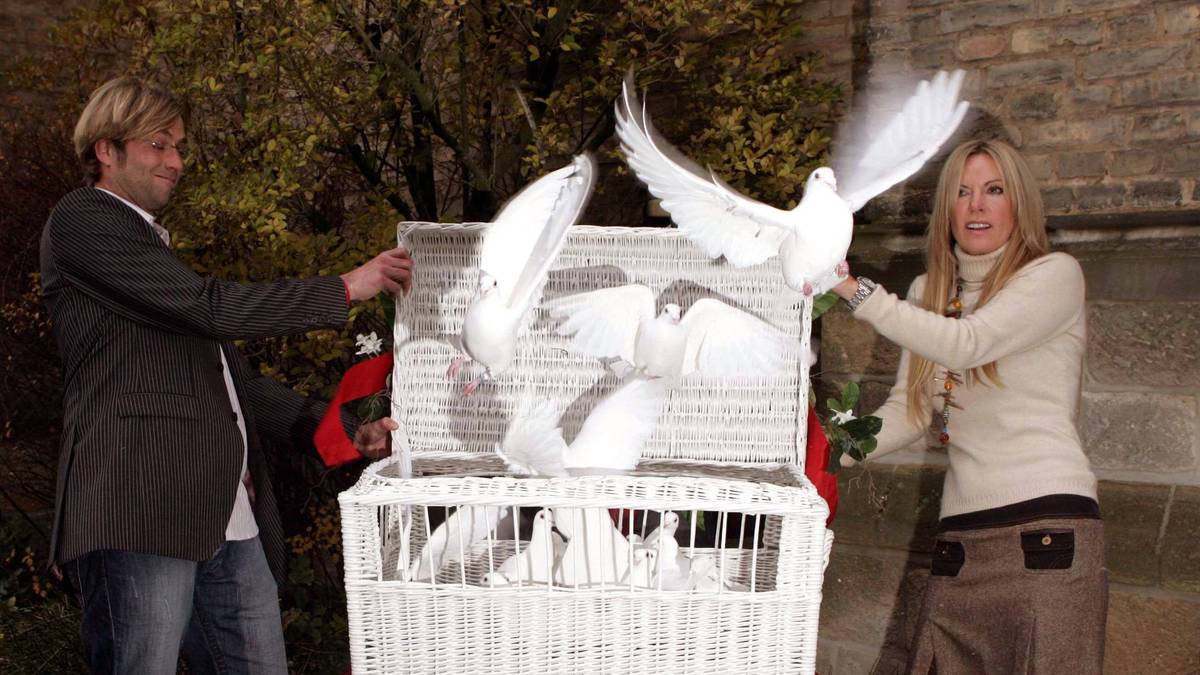 Im Dezember 2005 ließen Jürgen Klopp und Ulla Sandrock nach ihrer Hochzeit im Mainzer Standesamt weiße Tauben steigen  