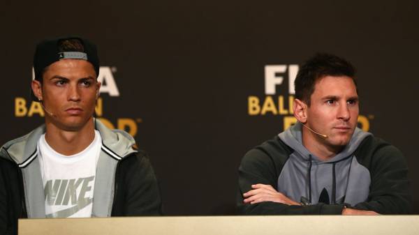 Cristiano Ronaldo (l.) und Lionel Messi auf einer Pressekonferenz