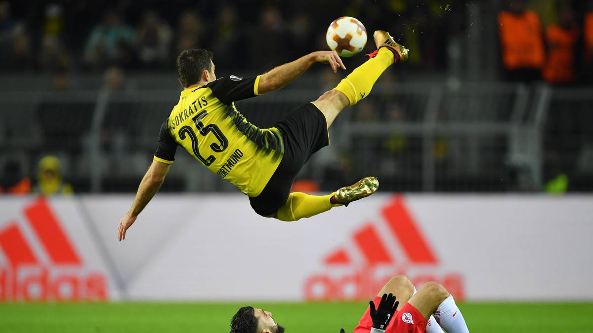 In der Defensive hängt sich BVB-Abwehrchef Sokratis voll rein und klärt artistisch 