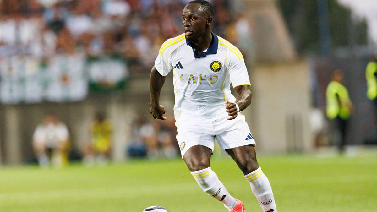 Sadio Mané (Al-Nassr FC): 
Im Sommer 2023 wechselte der Stürmer vom FC Bayern zu Al-Nassr FC. Es wurde für ihn eine Ablöse von 30 Millionen Euro gezahlt. Mané geht nun auch schon in die dritte Saison in Saudi Arabien.