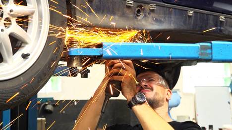 Können Ramona und Yunus diesem ramponierten BMW E36 neues Leben einhauchen? Um die Hinterachse zu reparieren, wird in der Werkstatt geschweißt bis die Funken glühen. Auch die Organisation von Ersatzteilen hat es in sich. 