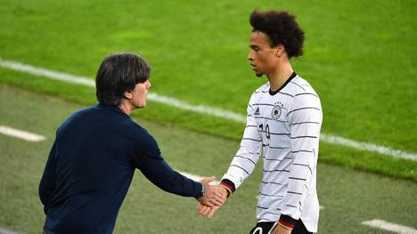 Stefan Effenberg fordert: Joachim Löw (l.) sollte nicht mehr auf Leroy Sané (r.) in der Startelf setzen