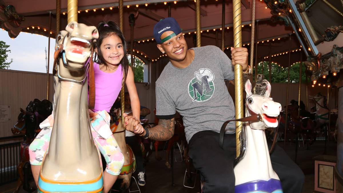 Charlie Villanueva (Power Forward) - Vertrag: Free Agent, Gehalt (14/15): 1,3 Millionen Dollar - Nowitzkis Backup strahlt Gefahr von der Dreierlinie aus. In seinen wenigen Minuten überzeugt er meist in der Offensive.