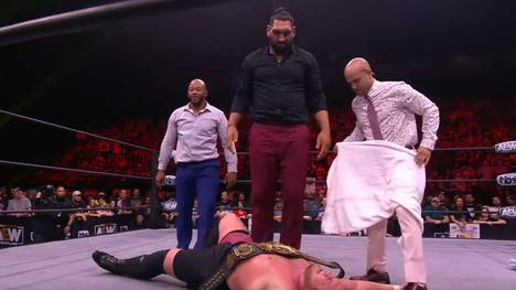 Satnam Singh attackierte zusammen mit Jay Lethal (l.) und Sonjay Dutt (r.) Samoa Joe