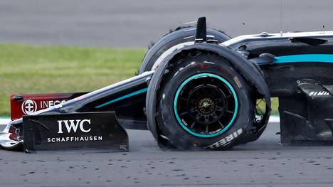 Mit einem kaputten Reifen überquerte Lewis Hamilton am vergangenen Sonntag als Erster die Ziellinie bei seinem Heim-GP.