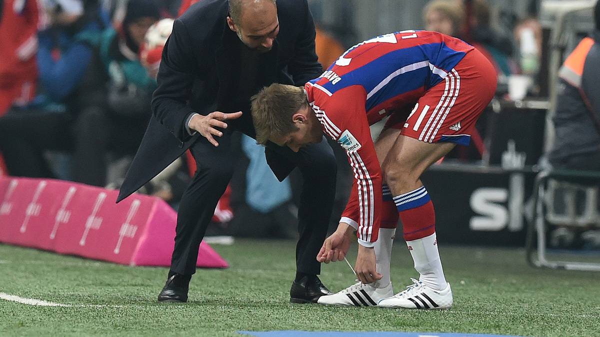 Auch Philipp Lahm schwört Guardiola im Stile eines Voodoo-Priesters ein