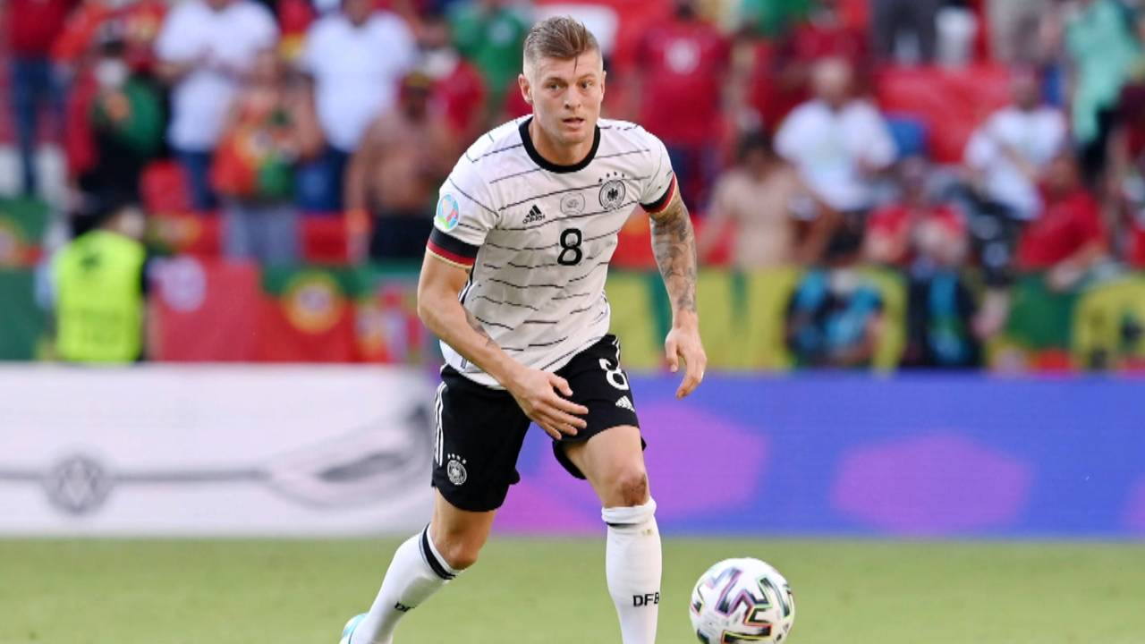 Declan Rice von England über eine Twitter-Nachricht von Toni Kroos