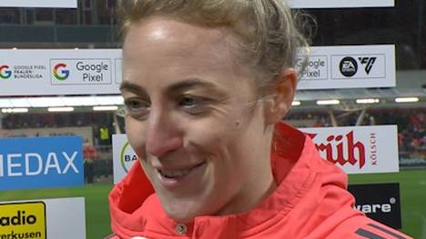 Nach dem 3:0-Sieg der Bayern-Frauen gegen Bayer 04 Leverkusen spricht Carolin Simon über die Darts-WM, die sie bei SPORT1 verfolgt.