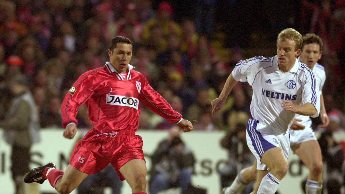 Leider kam dann nicht Adrian in die Lausitz, sondern dessen um ein Jahr jüngerer Bruder Sabin. Der stand damals auch bei Valencia unter Vertrag, wurde von den Spaniern aber jedes halbe Jahr zu einem anderen Klub ausgeliehen. Wahrscheinlich hatten sich die Leute bei Valencia einfach nicht vorstellen können, dass Cottbus wirklich Adrian haben wollte. Sabin kam jedenfalls, machte trotz Übergewichts zehn Spiele (kein Tor) und wurde noch vor Saisonende nach einer nächtlichen Sauftour gefeuert. 