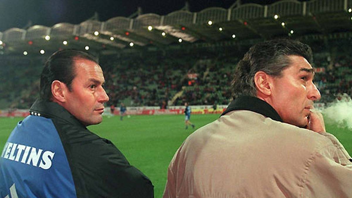 Wenige Wochen später heuert Stevens ebendort an, als Nachfolger des entlassenen Jörg Berger. Im UEFA-Cup legt er mit S04 einen Triumphzug hin, der seinesgleichen sucht. Mit Manager Rudi Assauer bildet er ein ideales Gespann
