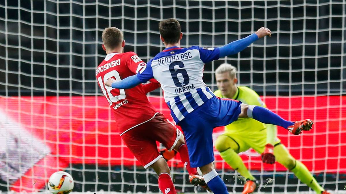 In der 34. Minute ist es soweit: Vladimir Darida schnappt sich den Ball und zieht von der Strafraumgrenze ab ...