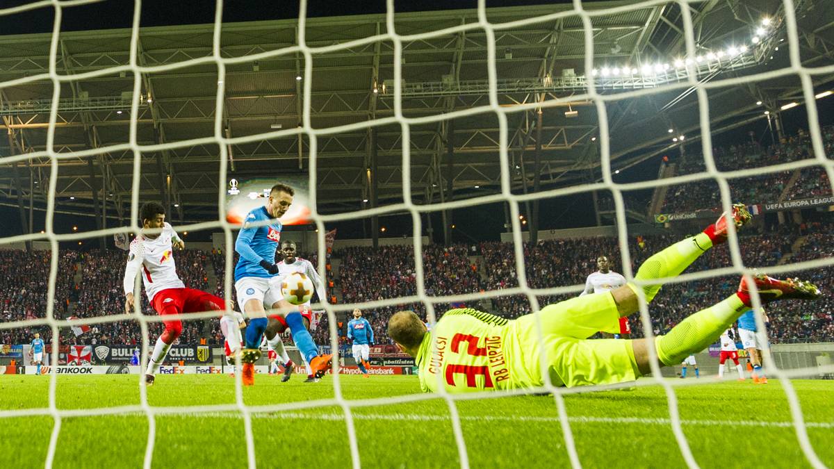 BERNARDO (l.): War beim Gegentreffer im Duell mit Torschütze Piotr Zielinski einen Schritt zu langsam, ließ vor dem 0:2 Jose Callejon unbedrängt flanken - SPORT1-Note: 5