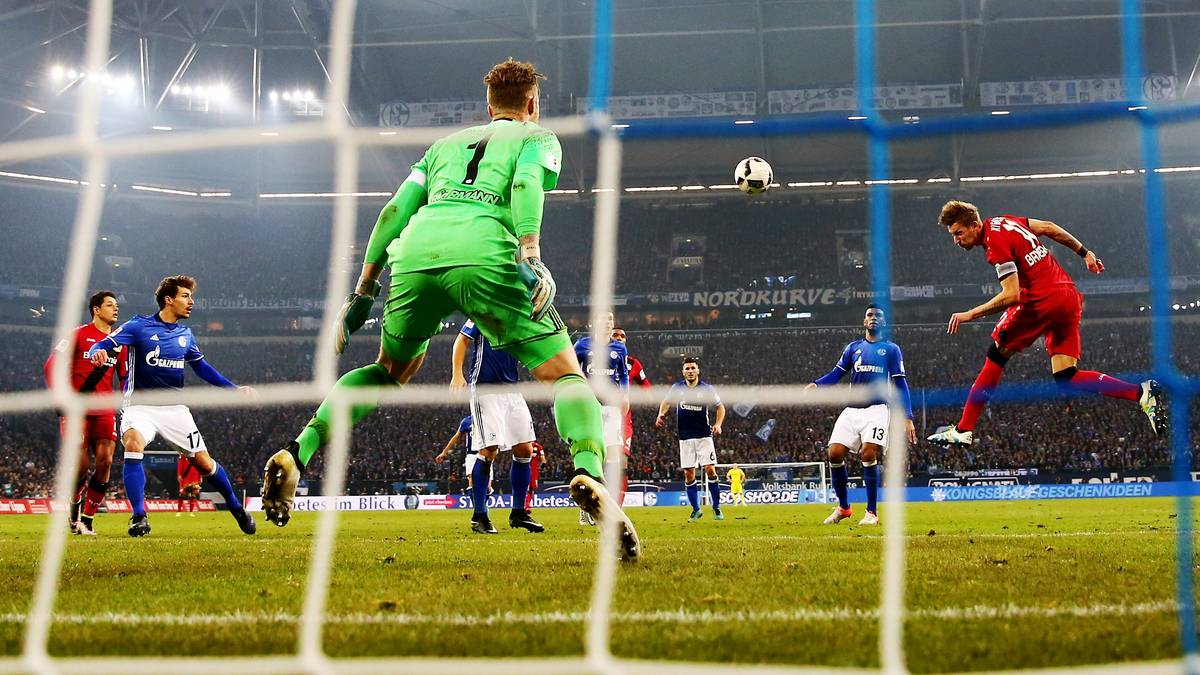 Stefan Kießling steigt nach der anschließenden Flanke unbedrängt im Sechzehner hoch und köpft zum 1:0 ein