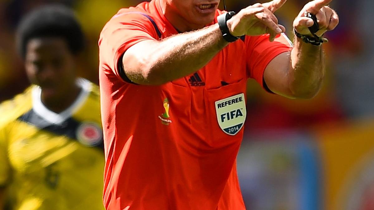 Auffällig: Webb arbeitet genau wie Steinhaus als Polizist. Außerdem ist er Technischer Direktor bei der englischen Schiedsrichter-Vereinigung