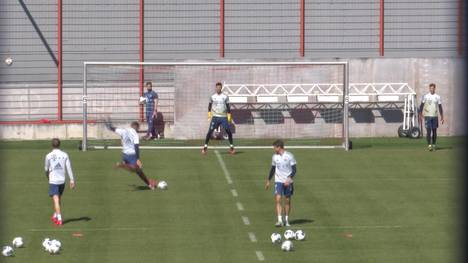 In Zeiten der Corona-Pandemie nimmt der FC Bayern das etwas komplizierte Mannschaftstraining wieder auf. Zudem musste Corentin Tolisso den Platz verletzungsbedingt vorzeitig verlassen.