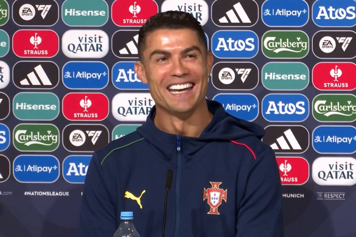 Lionel Messi und Cristiano Ronaldo dominierten den Weltfußball jahrelang. Auf der Pressekonferenz spricht der Portugiese darüber, ob er mal gemeinsam mit dem Argentinier spielen wird.