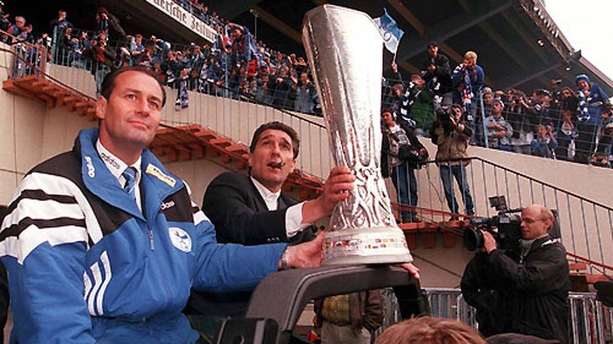 Mit den Eurofightern um Kampfschwein Marc Wilmots feiern die Schalker den größten Erfolg der Vereinsgeschichte. Im Elfmeterschießen bezwingen die Knappen Inter Mailand mit 4:1 und holen den Pokal. Zuvor waren beide Spiele mit einem 1:0-Heimsieg geendet