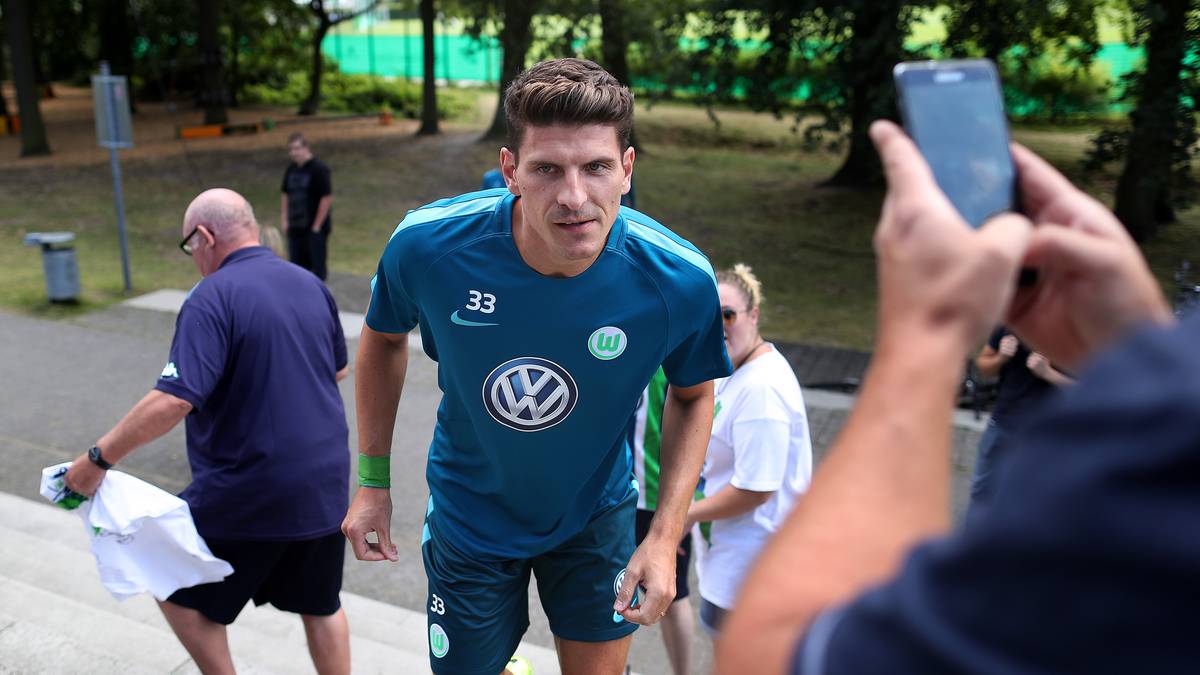 Mario Gomez stürmt für den VfL Wolfsburg