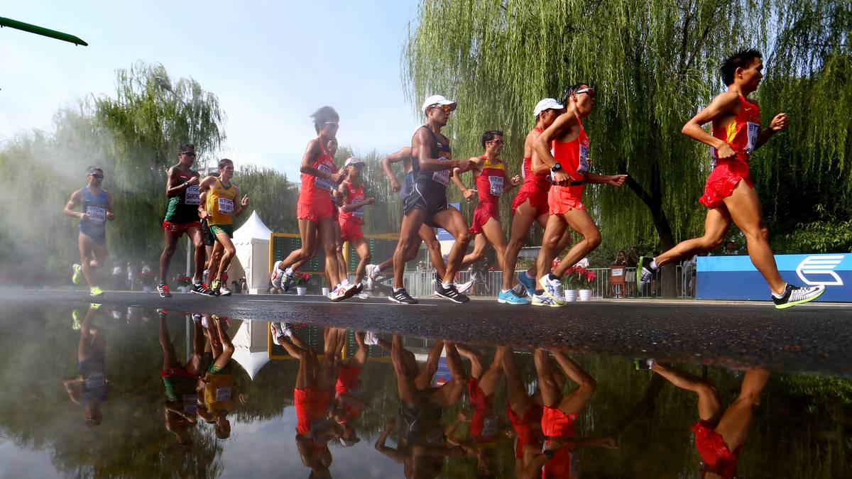 Es ist heiß in Peking. Die Geher sind auf auf der Strecke über jede Abkühlung froh