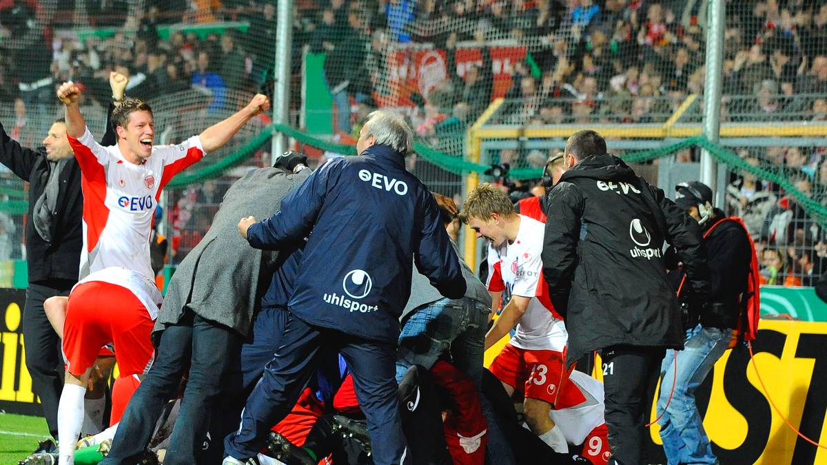 Dritte Liga schlägt Bundesliga, das ist auch in der Saison 2010/2011 so. In der zweiten Runde ist für Borussia Dortmund Endstation. Das Team von Trainer Jürgen Klopp unterliegt bei Kickers Offenbach