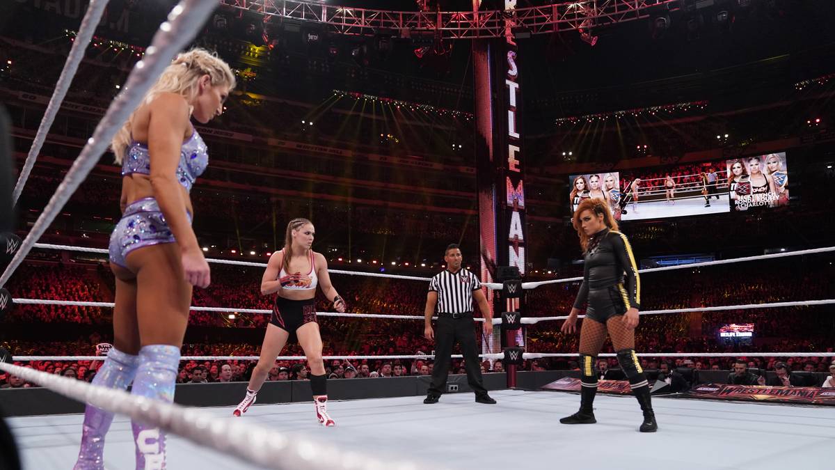 Der Höhepunkt von Rouseys WWE-Karriere: Sie steht im April 2019 im ersten Frauen-Hauptkampf der wichtigsten Wrestling-Show WrestleMania, es geht gegen die Vorzeigewrestlerinnen Charlotte Flair (l.) und Becky Lynch