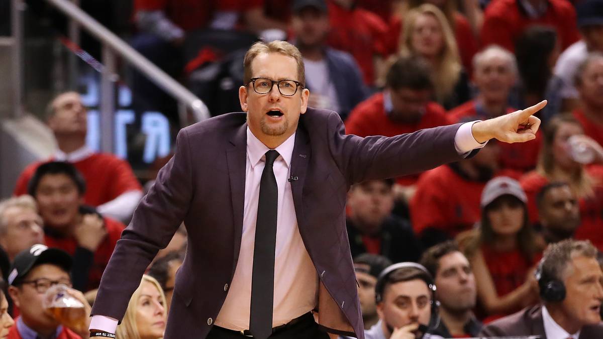 COACH – NICK NURSE (Raptors): Erst im vergangenen Sommer übernahm Nurse die Geschicke beim einzigen kanadischen Team der NBA. Verstärkt mit Leonard, führte er die Raptors auf Rang zwei in der regulären Saison und machte in den Playoffs mit dem Finaleinzug sein Meisterstück perfekt. Ein frühes Playoff-Aus wäre auch ihm angelastet worden