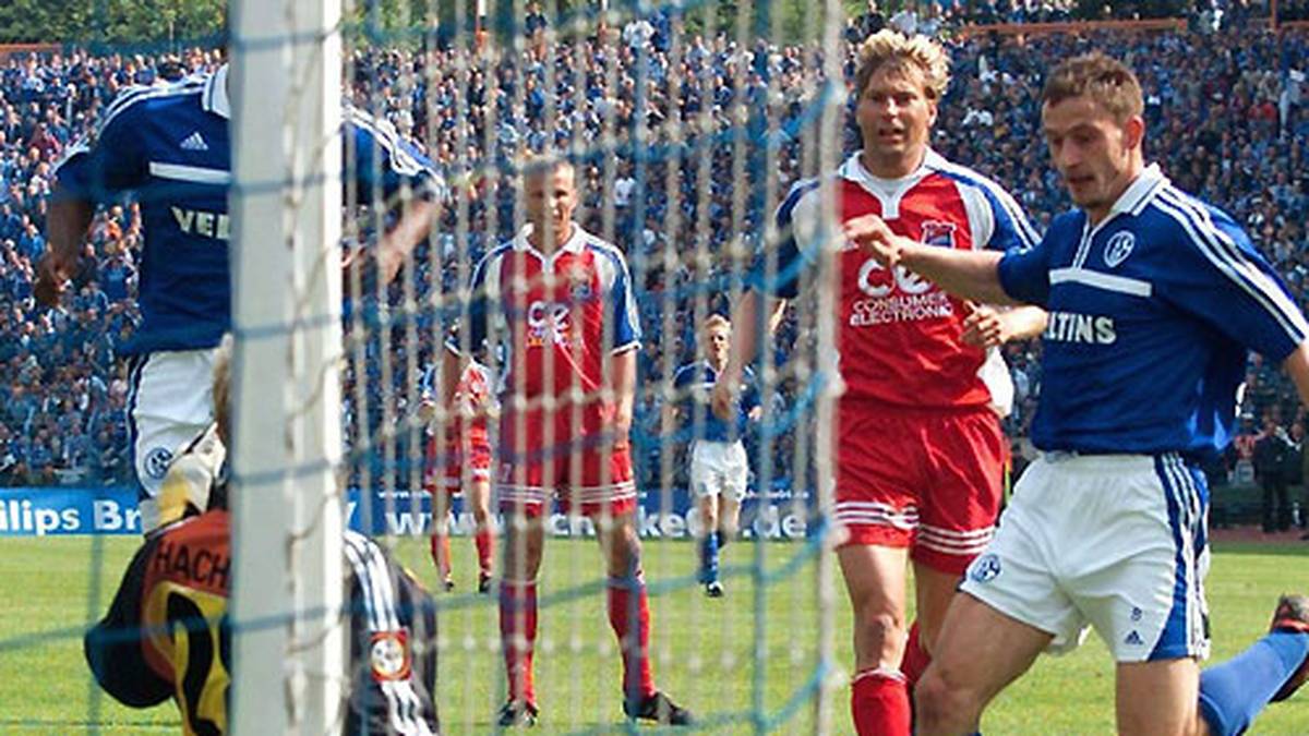 Dem größten Triumph folgt einige Zeit später der wohl bitterste Sieg der Klubgeschichte. Beim Fernduell um die Deutsche Meisterschaft 2001 besiegt Schalke Unterhaching trotz zweimaligen Rückstands mit 5:3