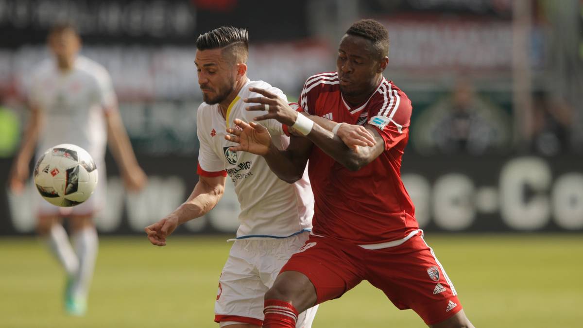 Kampf ist Trumpf: Für beide Teams steht viel auf dem Spiel, die Hausherren gehen dabei aber deutlich zielstrebiger zu Werke ...