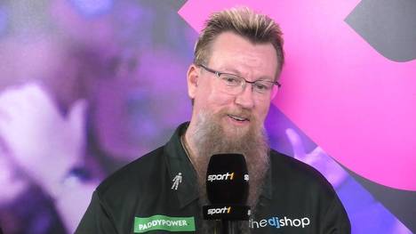Simon Whitlock gewinnt in der ersten Runde der Darts-WM 2024 knapp und blickt auf sein Duell gegen Gary Anderson.