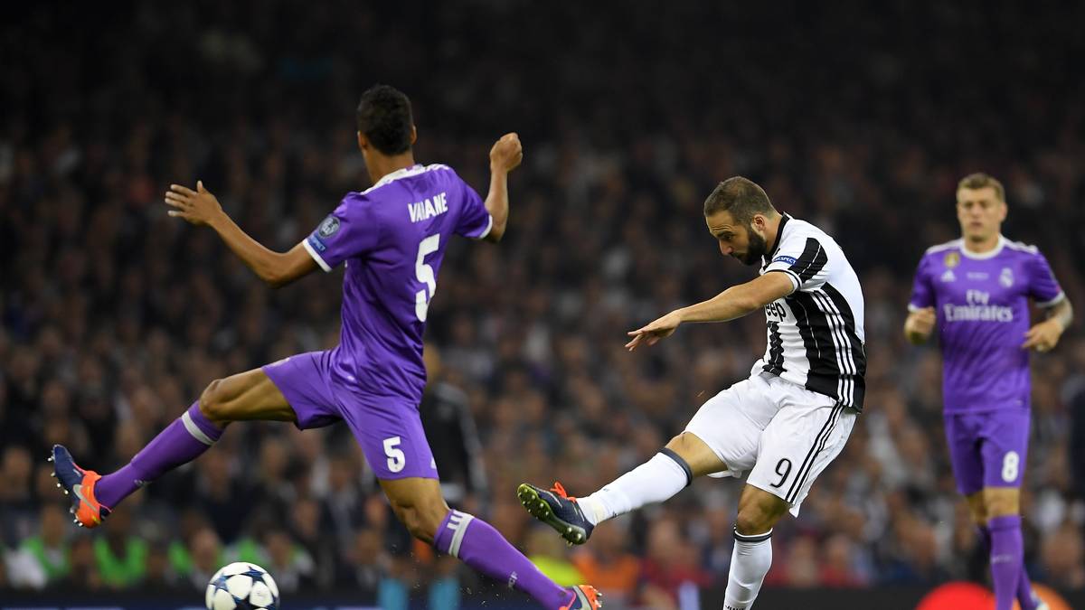 Juve startet ungewohnt offensiv in die Partie. Ex-Madrilene Gonzalo Higuain prüft Madrid-Keeper Keylor Navas mit einem Distanzschuss, der muss nachfassen, ist aber auf dem Posten