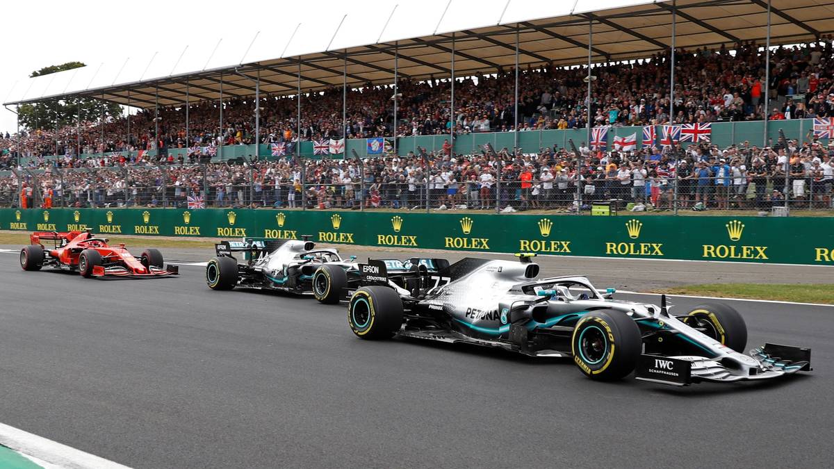 El Mundo Deportivo: "Hamilton gewinnt im Wahnsinn von Silverstone, und Vettel touchiert Verstappen. Endlich war mal richtig Leben in der Bude, genau das wollen die Fans sehen. Für Vettel ist die Saison gelaufen, Hamilton hat dagegen alles selbst in der Hand."