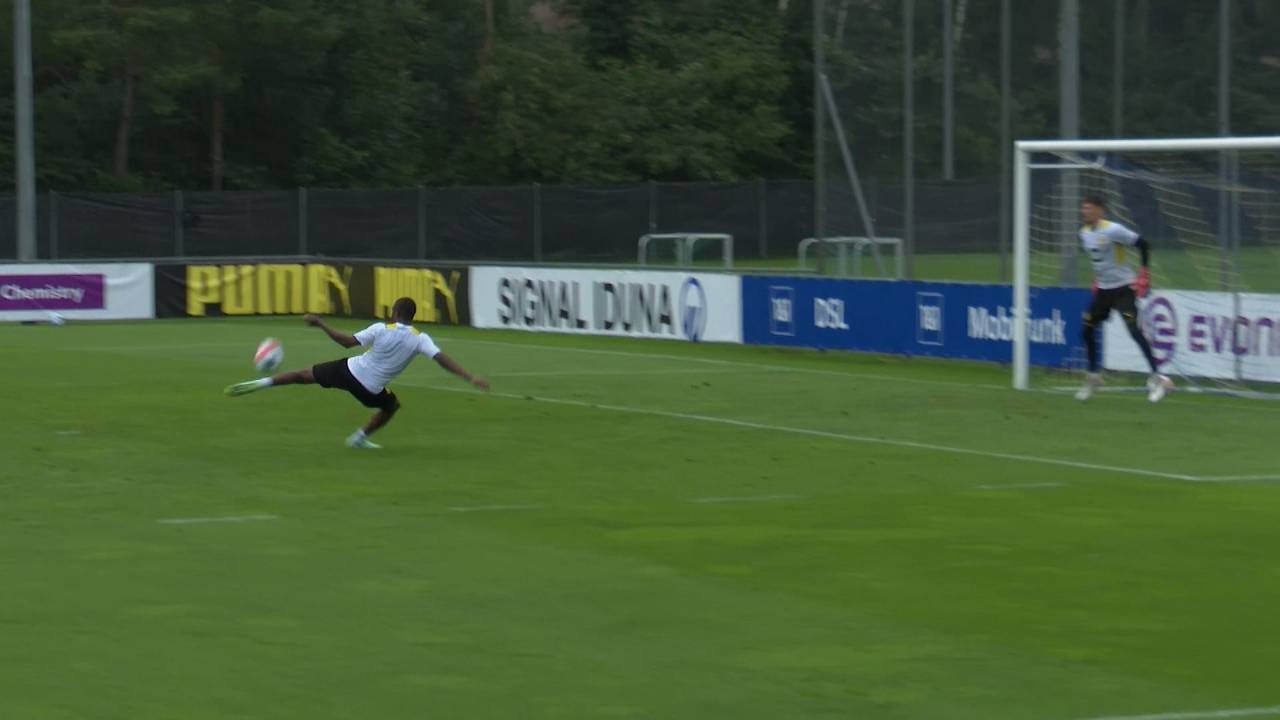 Youssoufa Moukoko absolviert eine Extra-Einheit mit BVB-Trainer Marco Rose