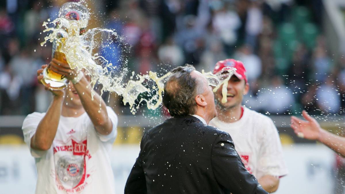 Trainer Ottmar Hitzfeld feiert den siebten und letzten Titelgewinn seiner großen Karriere und unterzieht sich daher auch bereitwillig der nasskalten Prozedur