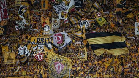 Fans von Dynamo Dresden feuern ihr Team an